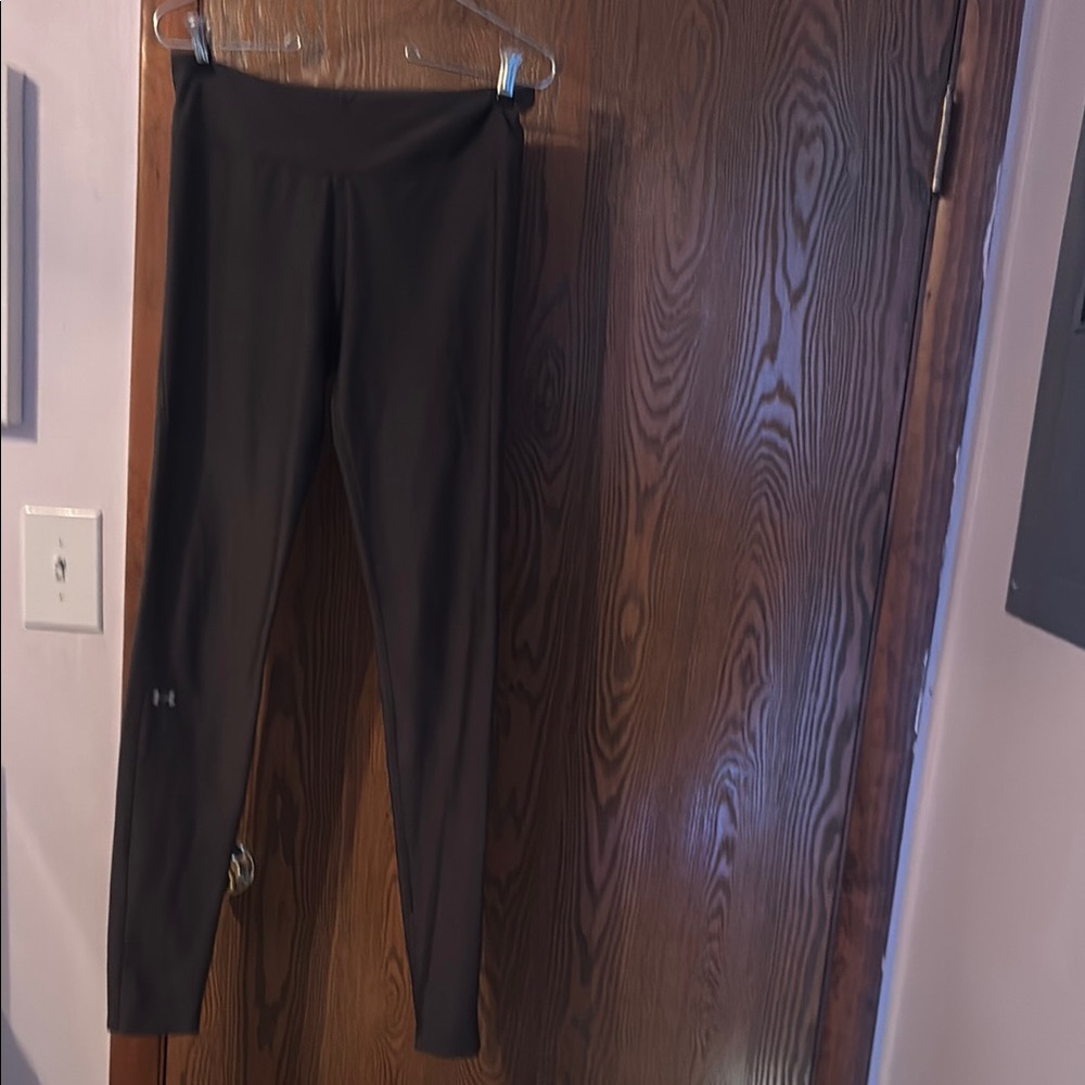 NWOT Under Armour grey Leggings. Size (M).